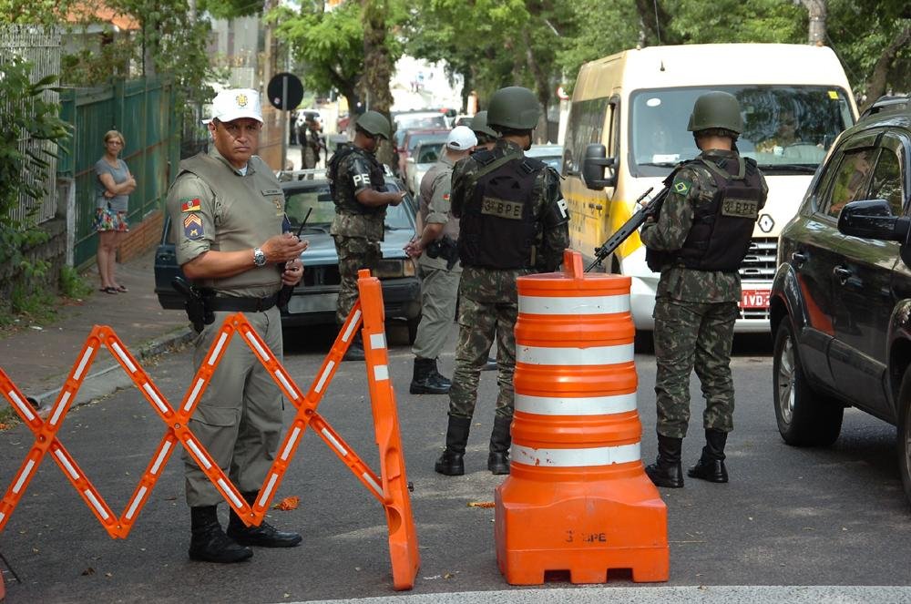 Atividade auxilia no treinamento de tropas e aumenta sensa&ccedil;&atilde;o de seguran&ccedil;a, avalia o general Castro