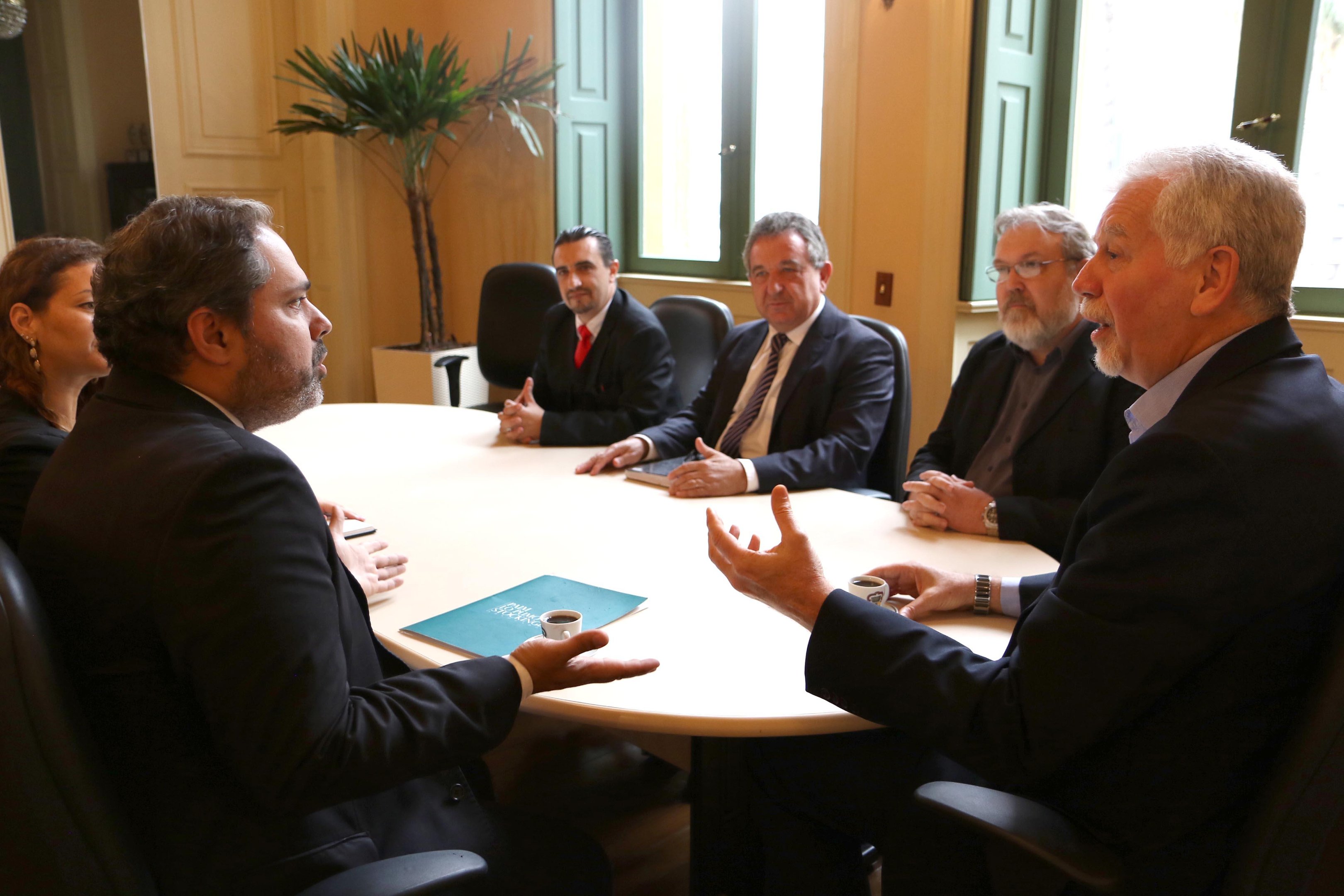 Reuni&atilde;o de transi&ccedil;&atilde;o ocorreu na Prefeitura de Porto Alegre