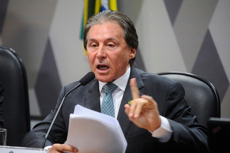Eun&iacute;cio Oliveira (PMDB-CE), apresentou nesta quarta-feira parecer em que rejeita todas as emendas &agrave; proposta