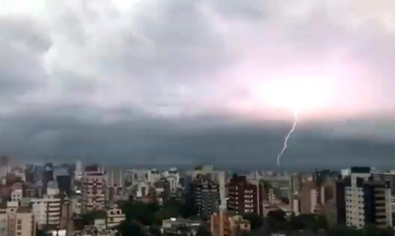 Porto Alegre teve registro de muitos raios nesta tarde