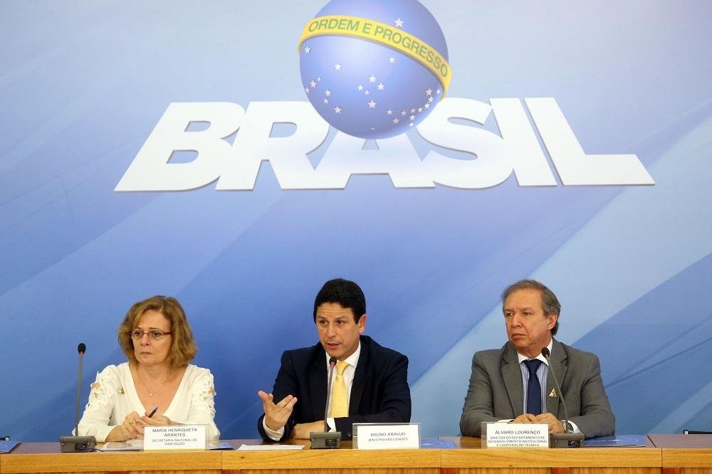 Minist&eacute;rio das Cidades assinou com a Caixa Econ&ocirc;mica Federal o primeiro contrato do Programa Minha Casa, Minha Vida