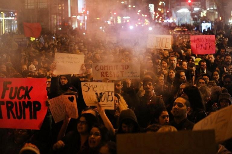 Manifestantes enfatizam machismo e racismo do presidente eleito e lembram que Hillary obteve mais votos