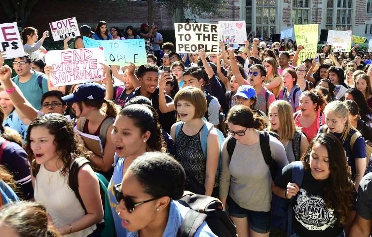 Centenas de alunos da Universidade de Los Angeles se reuniram no campus para expressar sua frustra&ccedil;&atilde;o 