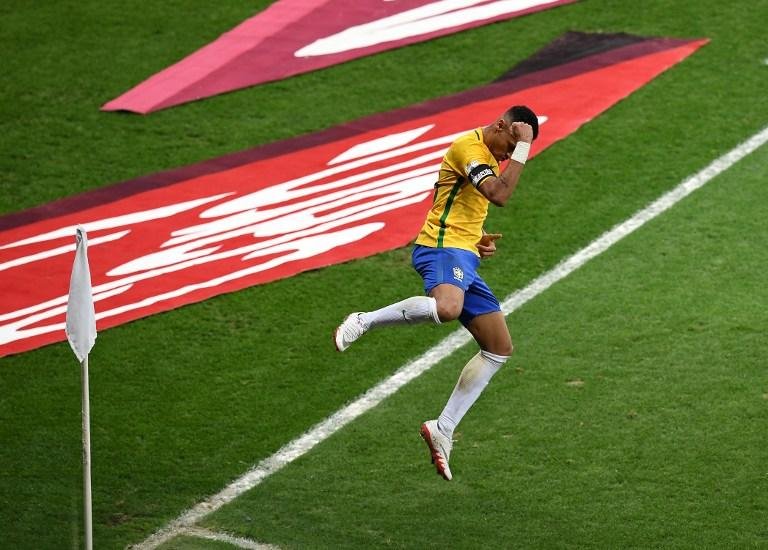 Sele&ccedil;&atilde;o dominou durante toda a partida, anulou Messi e segue l&iacute;der isolada das Eliminat&oacute;rias