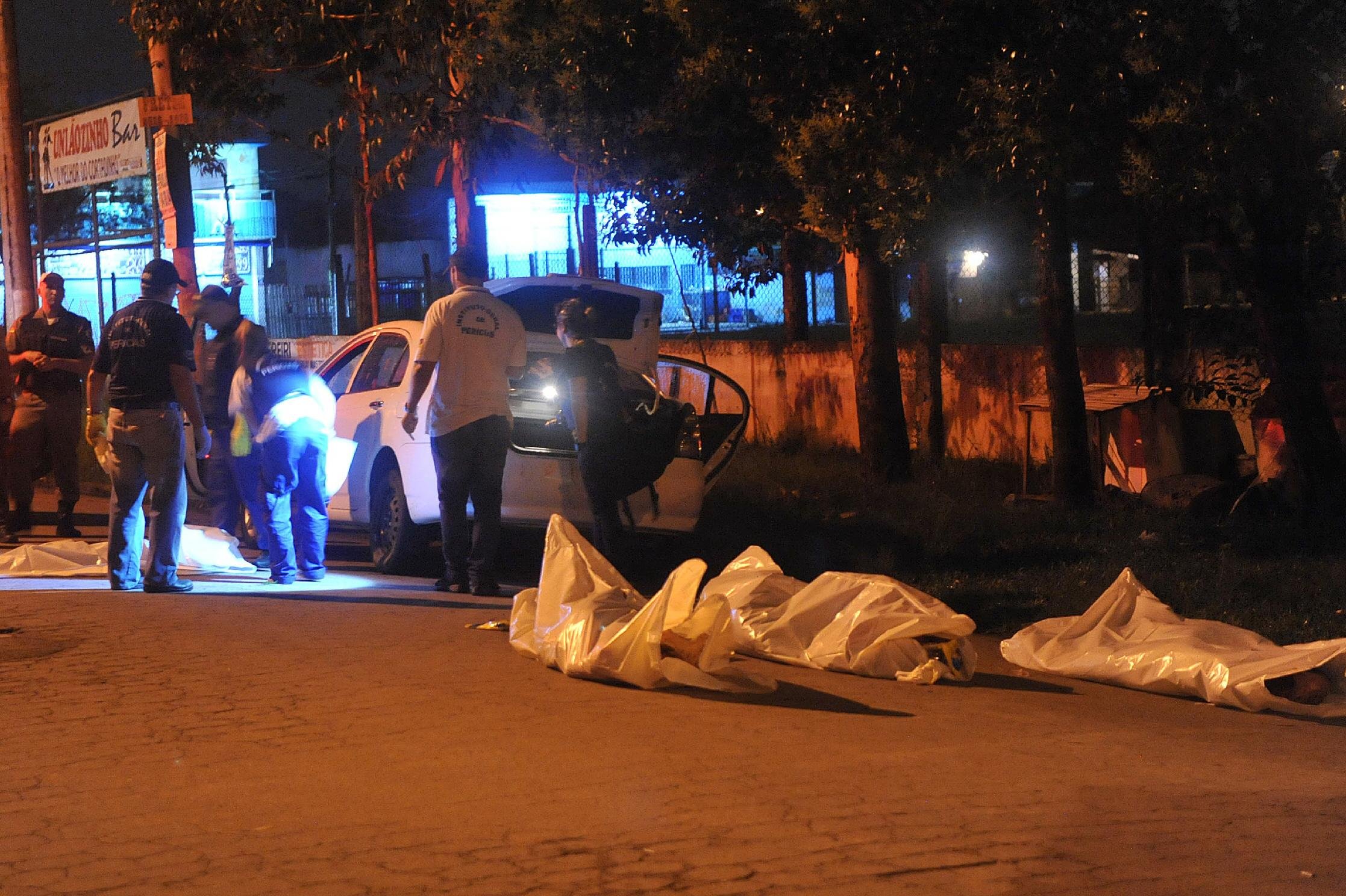 Corpos foram encontrados em carro roubado