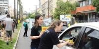 Servidores distribuem bananas durante protesto em Porto Alegre 