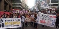 Grupo de estudantes participa de manifestação no Centro de Porto Alegre