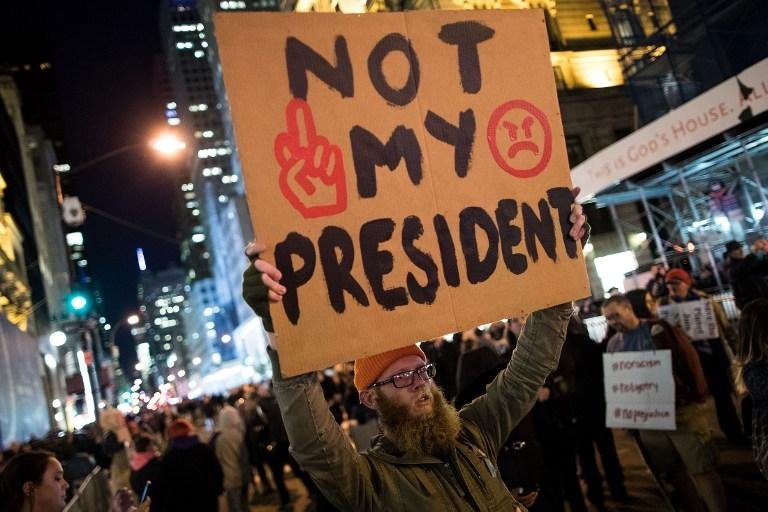 Protesto contra Trump re&uacute;ne mais de mil pessoas em Nova Iorque