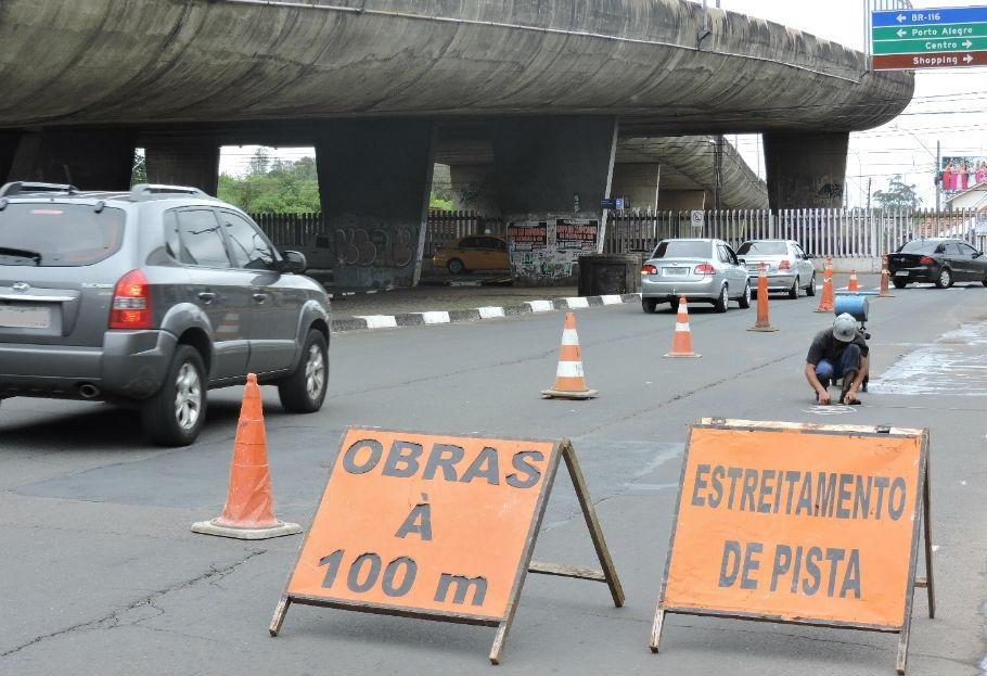 Tr&acirc;nsito sofre altera&ccedil;&otilde;es em raz&atilde;o de obras, em Canoas