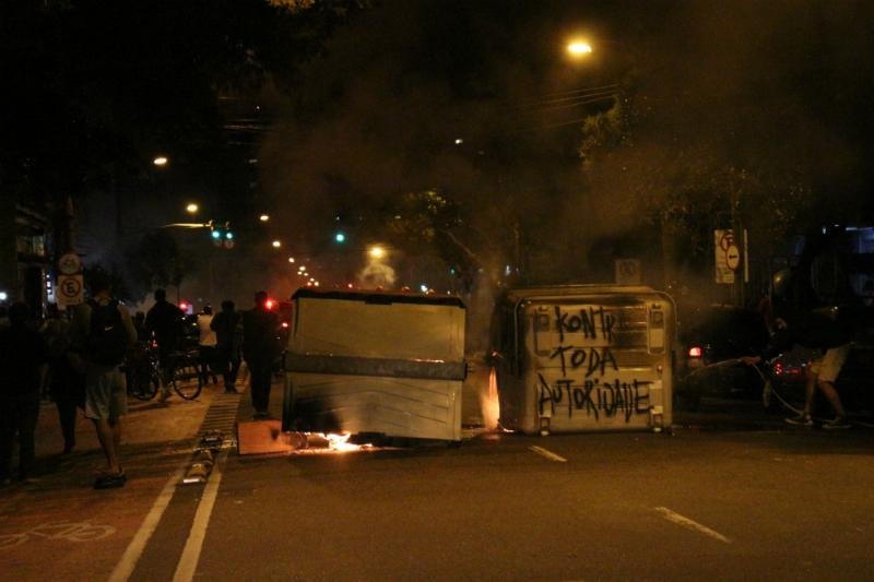 Treze equipamentos foram danificados, sendo tr&ecirc;s incendiados