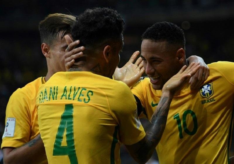 Daniel Alves sai em defesa de Neymar e diz que imprensa persegue atacante