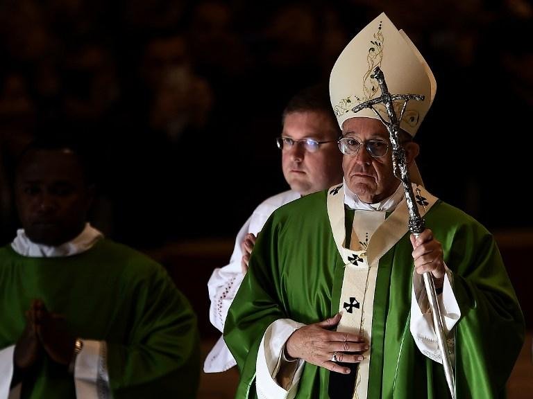 Papa cedeu os melhores assentos a pessoas sem-teto durante uma missa neste domingo na Bas&iacute;lica de S&atilde;o Pedro