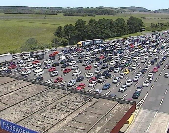 Mais de 70 mil ve&iacute;culos devem retornar do feriado pela freeway