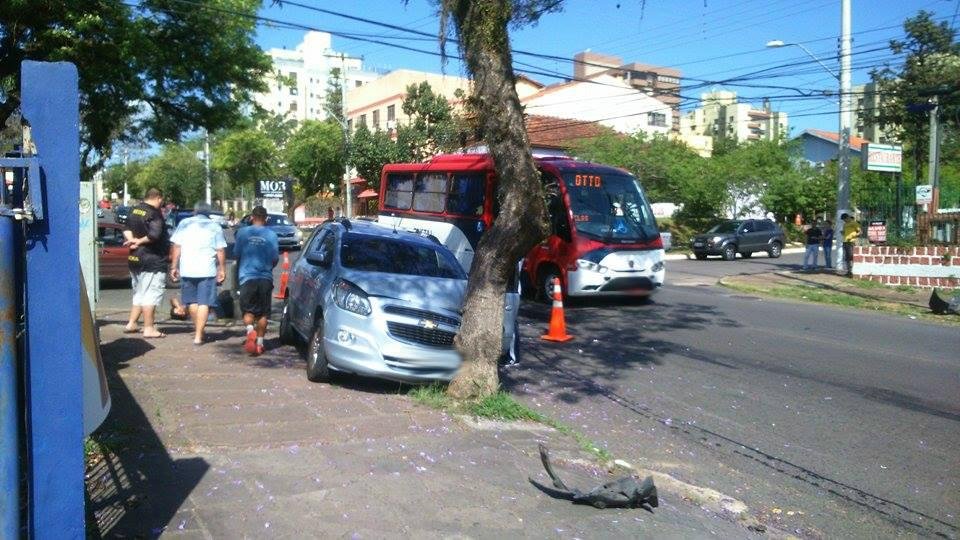Um dos carros colidiu com &aacute;rvore ap&oacute;s o choque 