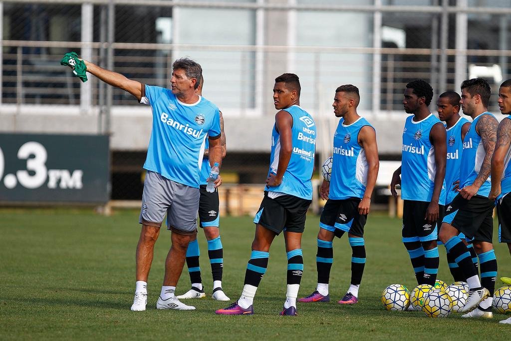 Renato trabalhou com tr&ecirc;s grupos de jogadores em campo reduzido nesta segunda