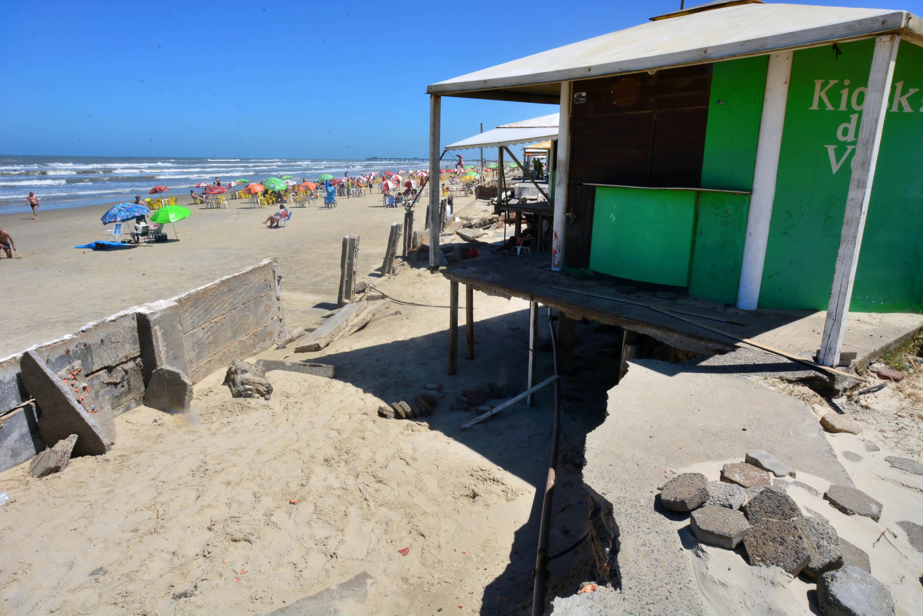Banhistas curtem a praia, apesar das marcas da ressaca