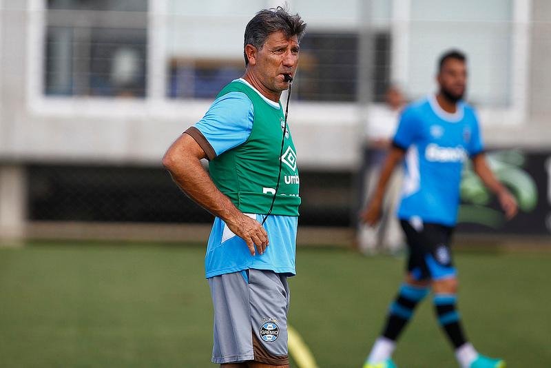 T&eacute;cnico mostra satisfa&ccedil;&atilde;o por reconhecimento e busca "presente de Natal" para torcedor do Gr&ecirc;mio