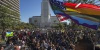 Jovens pediram união contra o presidente eleito e carregaram bandeiras dos EUA e do México