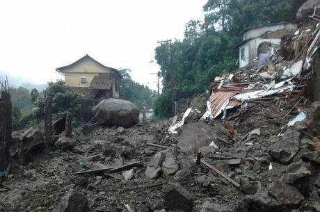 Deslizamento de terra em Petr&oacute;polis deixa dois mortos