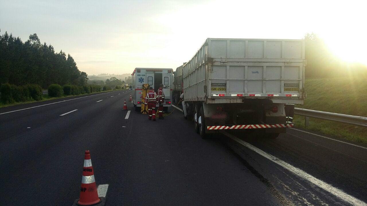 Passageiro de carreta morre em colis&atilde;o na freeway em Glorinha 