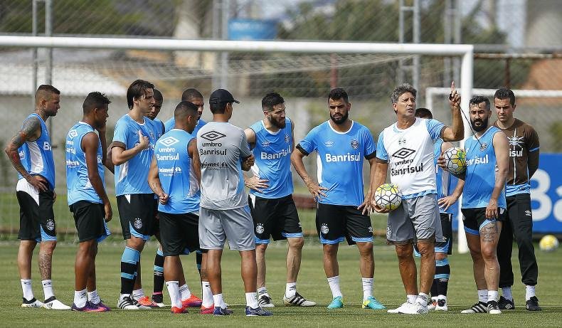 Renato parou diversas vezes a atividade para passar instru&ccedil;&otilde;es e conversar com os jogadores