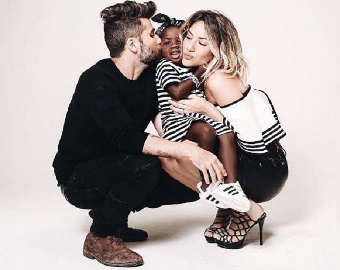 Casal adotou a menina so Mal&aacute;ui em julho