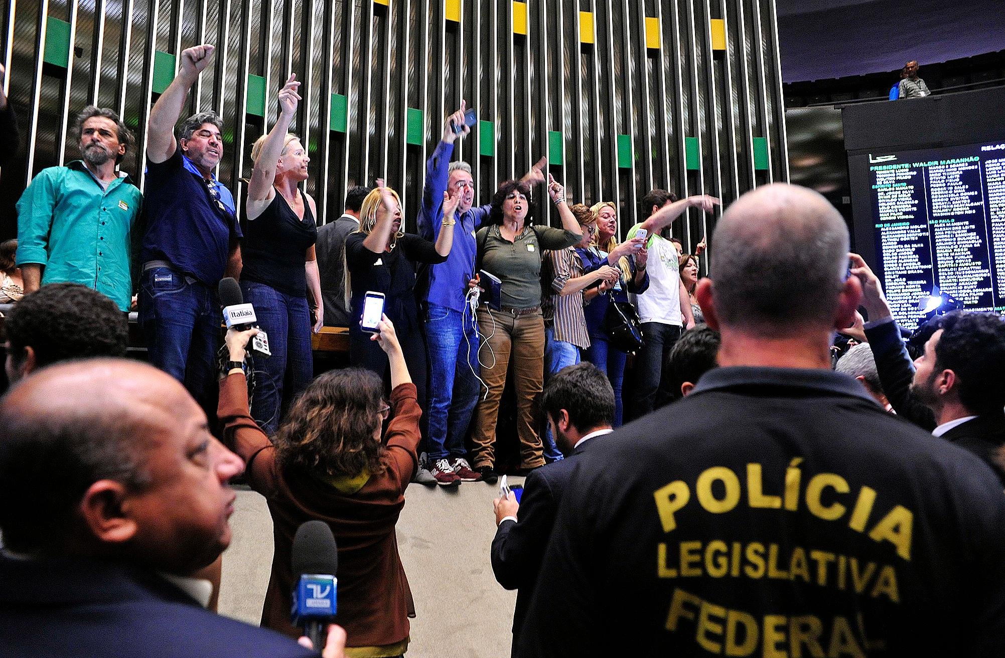 Maia determina pris&atilde;o de manifestantes que invadiram o plen&aacute;rio da C&acirc;mara