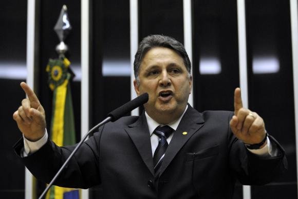 Ex-governador preso preventivamente pela Pol&iacute;cia Federal &eacute; acusado de compra de votos