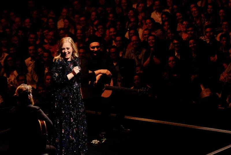Aut&ecirc;ntica, cantora pulou e rodopiou no palco para del&iacute;rio dos f&atilde;s mexicanos 