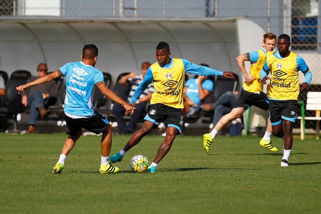 Ap&oacute;s desembarque em Porto Alegre, jogadores foram direto para o treinamento no CT Luiz Carvalho