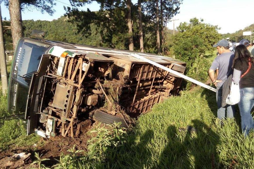 Ve&iacute;culo que seguia para Taquari tombou na RSC 287 com cerca de 35 pessoas