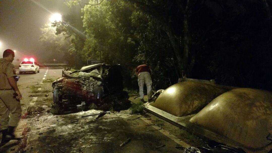 Carro pegou fogo ap&oacute;s a colis&atilde;o em Estrela