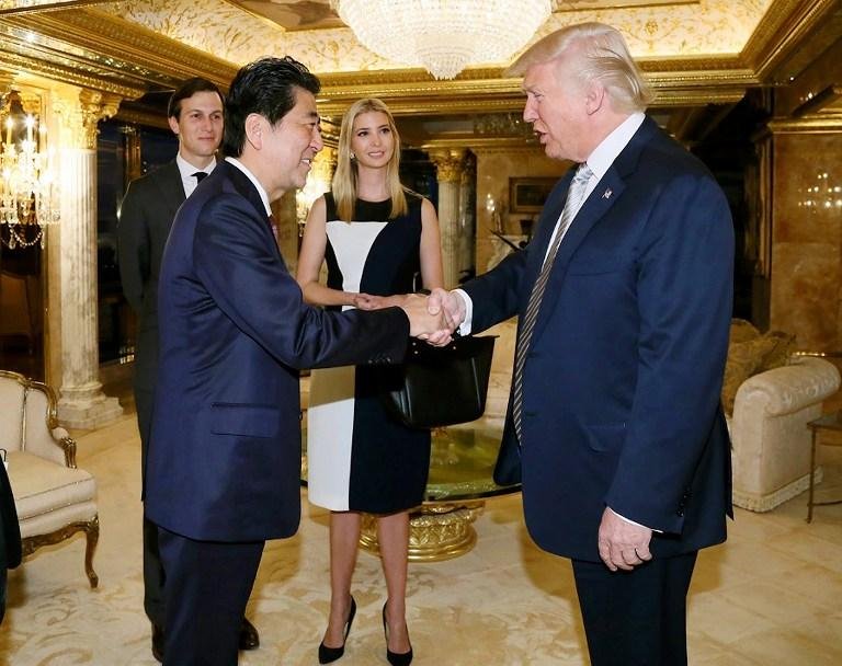 Filha Ivanka Trump participou de reuni&atilde;o com o primeiro-ministro japon&ecirc;s, Shinzo Abe