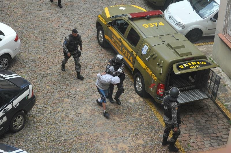 Seis detentos depredaram o ve&iacute;culo no Pal&aacute;cio da Pol&iacute;cia