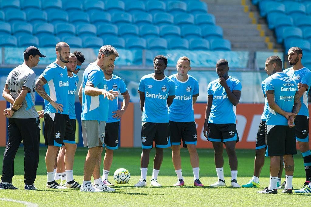 Renato aproveitou o treino deste s&aacute;bado para fazer uma atividade t&aacute;tica com a equipe que ir&aacute; enfrentar o Am&eacute;rica-MG