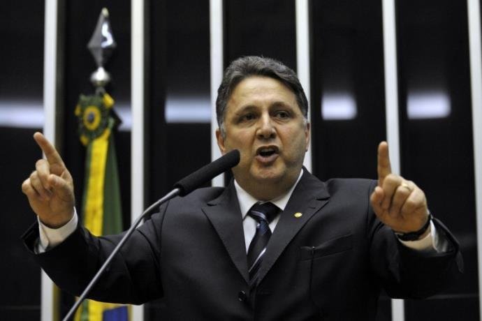 Garotinho e o filho teriam oferecido propinas de R$ 1,5 milh&atilde;o e R$ 5 milh&otilde;es
