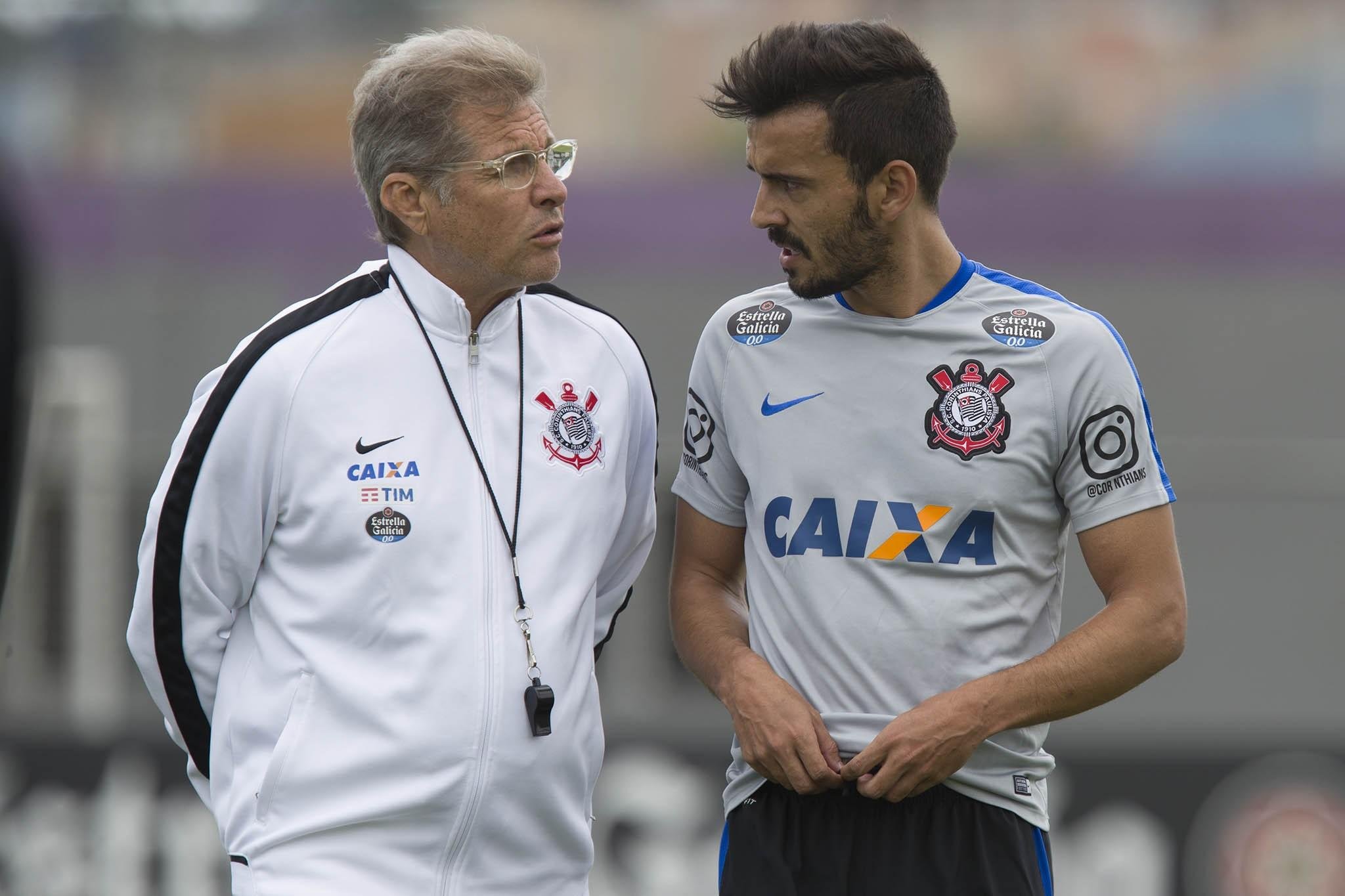 Com tr&ecirc;s jogadores suspensos, Oswaldo testou o lateral Uendel no meio