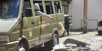 Grupo de presos se rebelou e depredou micro-ônibus da Brigada Militar