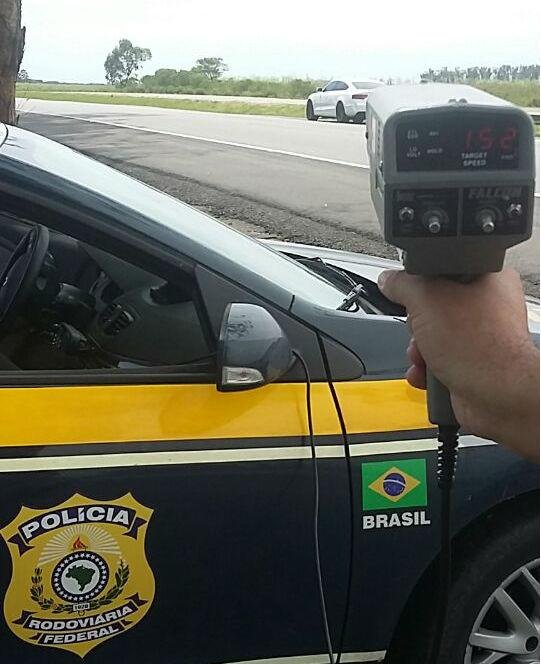 Motorista &eacute; preso por trafegar a mais de 150 km/h em Camaqu&atilde;