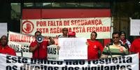 Vigilantes fizeram manifestação em frente a agências do banco no Centro de Porto Alegre