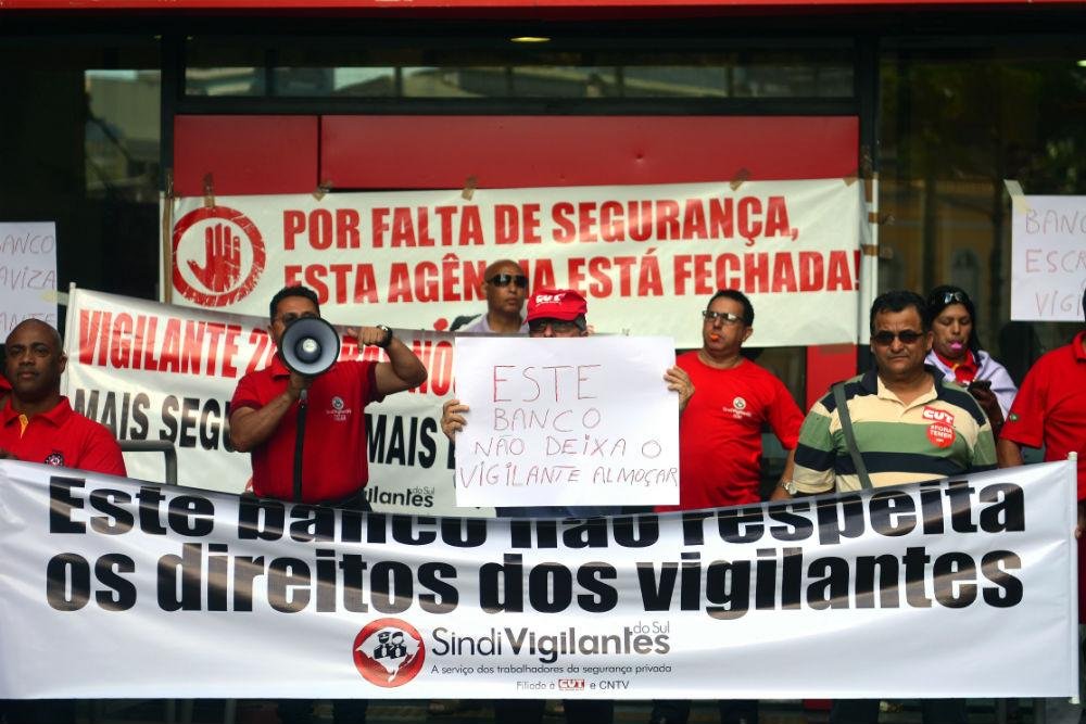 Vigilantes fizeram manifesta&ccedil;&atilde;o em frente a ag&ecirc;ncias do banco no Centro de Porto Alegre