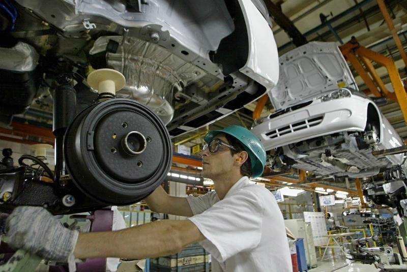Produ&ccedil;&atilde;o e emprego na ind&uacute;stria mant&ecirc;m queda em outubro