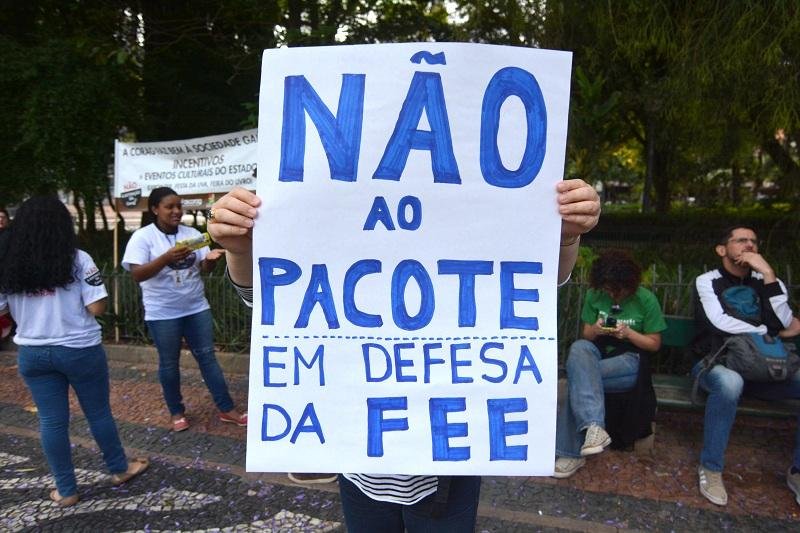 Servidores seguem em vig&iacute;lia em frente ao Pal&aacute;cio Piratini