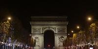 Avenida Champs Elysées, uma dos locais mais famosos do mundo, ganhou um novo colorido para celebrações