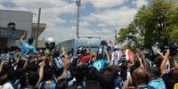 Torcedores do Grêmio aguardam embarque do time para Belo Horizonte