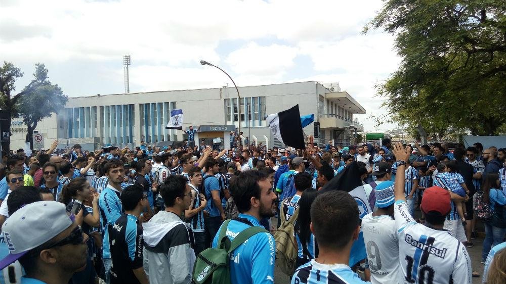 Centenas de torcedores esperaram o Gr&ecirc;mio para se despedir
