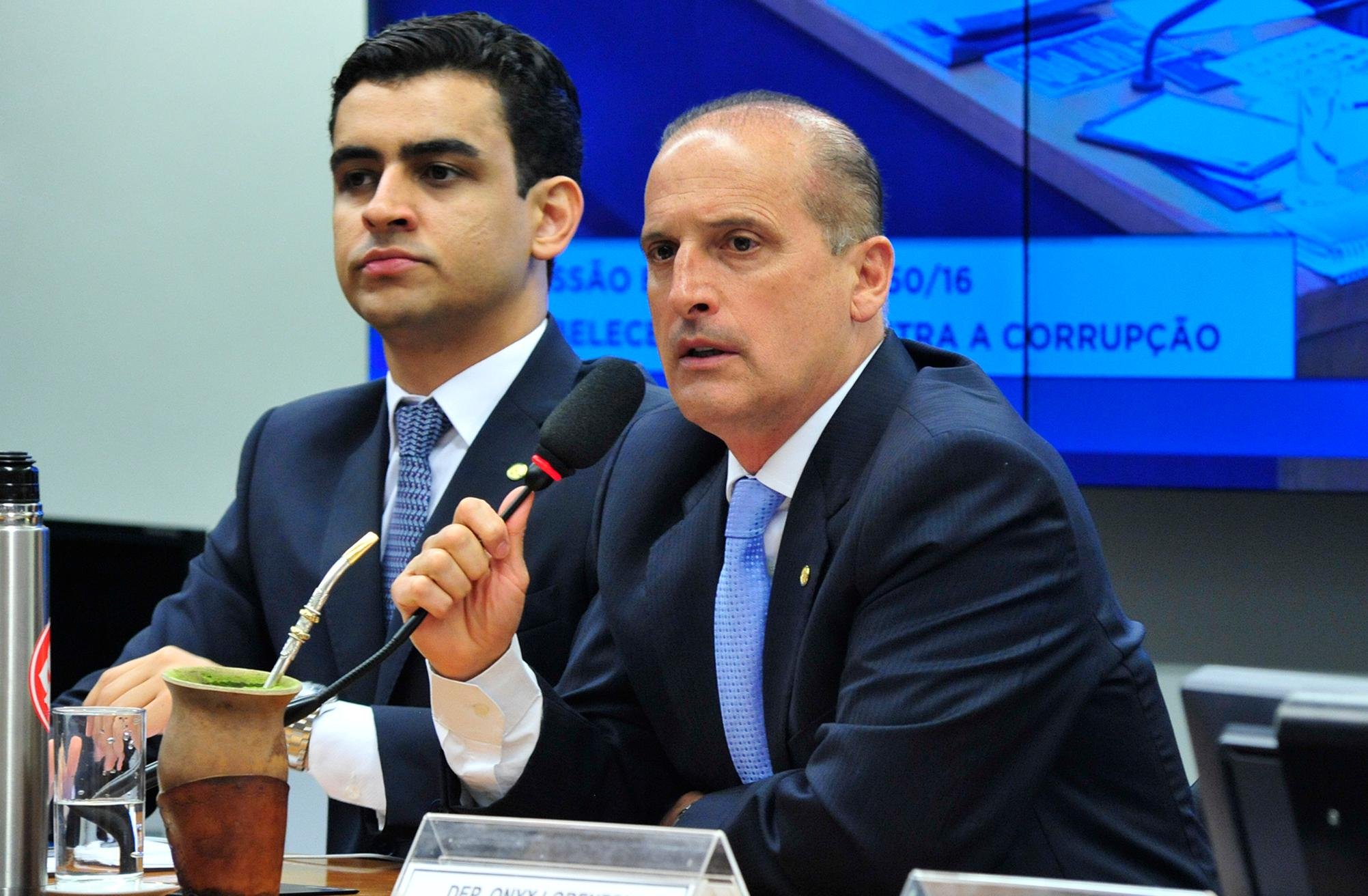Relator Onyx Lorenzoni manteve criminaliza&ccedil;&atilde;o do caixa dois, mas retirou crime de responsabiliade de ju&iacute;zes e promotores