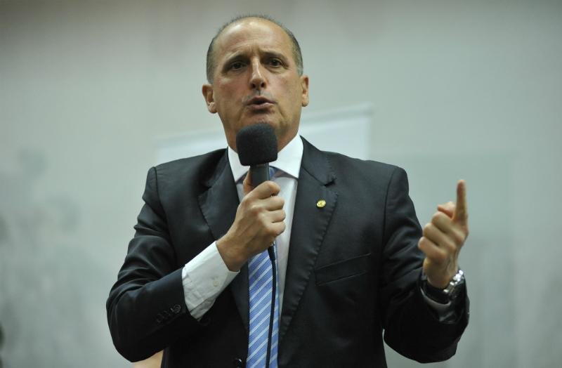 Onyx Lorenzoni deve incluir no parecer a criminaliza&ccedil;&atilde;o do exerc&iacute;cio ilegal da advocacia 