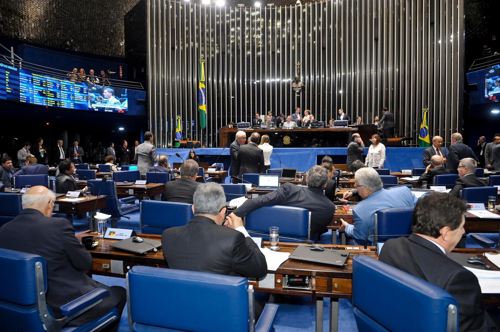 Proposta cria cl&aacute;usula de barreira para partidos terem acesso a fundo partid&aacute;rio e tempo de TV