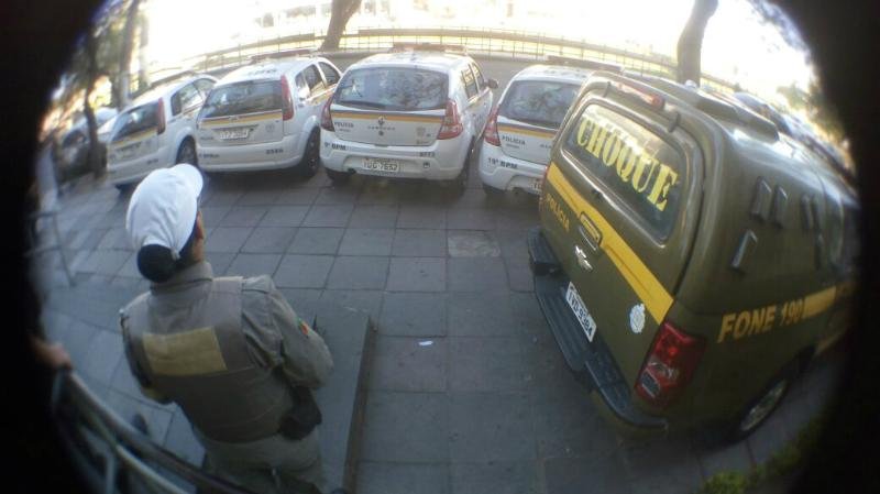 Cada carro da Brigada Militar est&aacute; com uma pessoa detida 